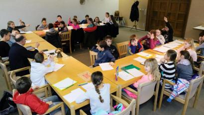 Bild: do
Anstelle von "Fräulein Lehrer" steht Bürgermeister Albert Nickl beim Besuch der vierten Klasse der Grundschule "Am Rauhen Kulm" im Sitzungssaal des Gemeindezentrums Rede und Antwort.