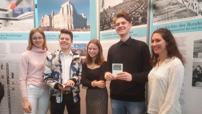 Bild: Hirsch
Diese Schüler kehrten erst vor wenigen Tagen von einem Berlin-Aufenthalt zurück und nutzten die Ausstellung über den Deutschen Bundestag zur Nacharbeit.