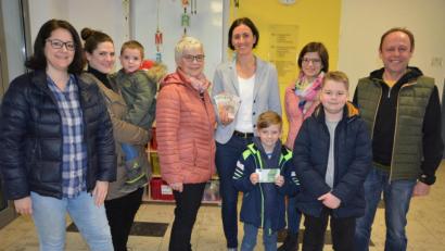 Bild: jr
In der Grundschule wurden 600 Euro aus dem Erlös des „Lebendigen Adventskalenders“ von Organisatorin Sigrid Schwan (Vierte von links) übergeben. 400 Euro erhält die Konnersreuther Grundschule mit Schulleiterin Johanna Reger (Zweite von rechts), 200 Euro für den Kinderchor der Pfarrei nahm Laurenz Schwan (Vierter von rechts) in Empfang.