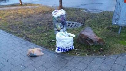 Bild: Stefanie Gradl
Unbekannte entsorgen ihren Müll am Bahnhof in Vilseck.