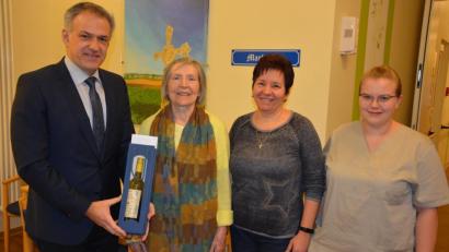 Bild: jr
Rosemarie Dürmeier (Zweite von links) feierte am Montag ihren 80. Geburtstag. Dazu gratulierten Bürgermeister Roland Grillmeier sowie (von rechts) Simone Kraus und Mihaela Rupp vom Phönix-Seniorenheim.