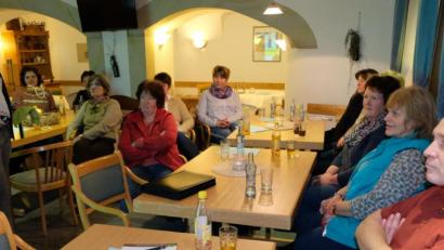 Bild: le
Agrarbetriebswirtin Petra Hager (links) versorgt die Ortsbäuerinnen und Landfrauen mit Informationen zu Gesundheitangeboten.