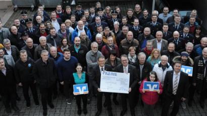 Bild: gf
Rund 90 Vertreter verschiedener Vereine und Institutionen nahmen Spenden aus den Händen der VR-Bank-Vorstände Dieter Paintner und Andreas Reindl (vorn, Mitte) entgegen.