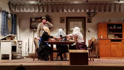 Bild: ads
Die Schnaittenbacher Laienschauspieler um Regisseur Jürgen Meier begeistern ihr Publikum beim „Bodschamperlspuk“.