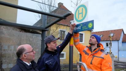 Bild: do
Die Zusatzschilder sind montiert - das Baxi kann kommen. Unser Bild zeigt die Montage durch die Bauhofarbeiter Roland Hörl und Florian Lehner unter Aufsicht von Bürgermeister Albert Nickl an der Bushaltestelle in Tremmersdorf.