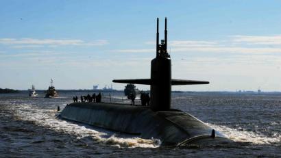 Bild: Petty Officer 2nd Class Bryan To
Experten gehen davon aus, dass die Raketen an Bord des strategischen U-Boots USS Tennessee (SSBN 734) bereist mit den neuen, kleineren Sprengköpfen bestückt sind.