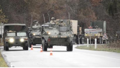 Bild: Capt. Billy Lacroix/US-Armee
US-Radpanzer vom Typ "Stryker" fahren am Ortsschild des französischen Grosbliederstroff vorbei.