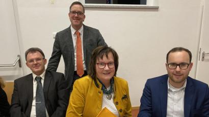 Bild: eig
Bürgermeisterkandidat Bernd Reil (stehend) mit dem stellvertretenden Generalsekretär der Freien Wähler, Felix Locke, der FW-Kreisvorsitzenden Gabriela Bäumler und dem Marktratskandidaten Norbert Karl (von rechts).