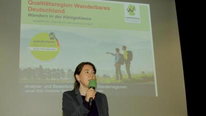 Bild: exb
Bildtext:
Liane Jordan vom Deutschen Wanderverband informiert in Bischofsgrün über das Prozedere, wenn das Fichtelgebirge "Qualitätsregion Wanderbares Deutschland" werden will.