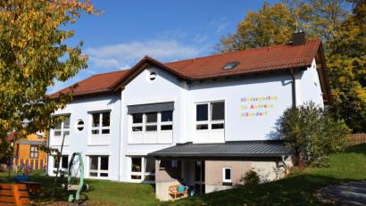 Bild: bnr
Das Gelände hinter dem Kindergarten soll abgeflacht und mit Spielgeräten bestückt werden. Die Arbeiten sind für das kommende Frühjahr geplant.