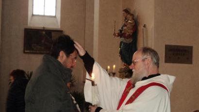 Bild: ksi
Mit zwei gekreuzten Kerzen erteilte der Priester den Segen.
