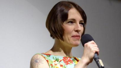 Bild: Schönberger, Ferdinand [fsb]
Badeurlaub in Italien: Alexandra Völkl zieht immer zu den Liedern passende Utensilien aus ihren großen Chanson-Reisekoffer.
