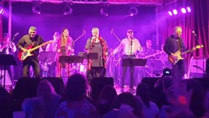 Bild: lst
Die Weidener Band „Soul Station No. 10“ sorgt am Samstag in der Turnhalle der TSG Mantel-Weiherhammer in Mantel für eine glamouröse „70er-Party-Nacht“.