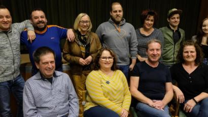 Bild: le
Die Laienschauspieler "Zum Pfarrplatzl " um Spielleiter Hans "Jumbo" Braun (Stehend Zweiter von links) bekommen Unterstützung durch Regisseur Andreas Stahl (Stehend, links) und neue Darsteller.