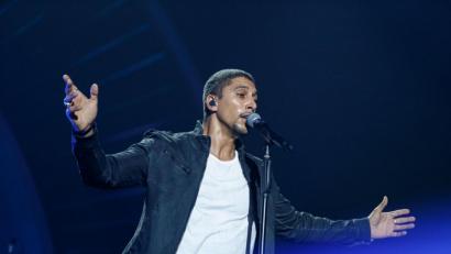 Archivbild: Sina Schuldt/dpa
Andreas Bourani singt 2017 in Hamburg.