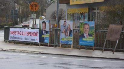 Bild: jr
Grundsätzlich nicht gestattet sind laut dem Staatlichen Bauamt Amberg-Sulzbach Plakate und andere Werbemittel an Geländern von Brücken, die Teil von übergeordneten Straßen sind – ein Beispiel ist etwa die Färberbrücke an der Ecke Wiesauer Straße/Marktredwitzer Straße. Für das Blutspende-Banner gibt es laut Stadt eine Sondergenehmigung.