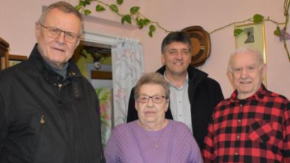 Bild: rgr
Ingeborg Gruschwitz feiert ihren 90. Geburtstag. Dazu gratulieren unter anderen Josef Schönmann (rechts), Bürgermeister Edgar Knobloch (hinten) und Rudolf Haupt.
