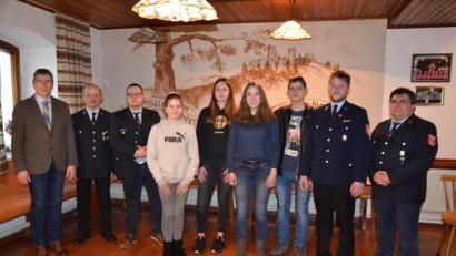 Bild: gi
Große Freude herrscht bei der Feuerwehr Tröbes über den Eintritt von neuen Jungfeuerwehrleuten in die Wehr. Es gratulierten Bürgermeister Hermann Ach, Kommandant Hans Neuber, 2. Vorsitzender Manuel Balk (von links) sowie Vorsitzender Karl Frischholz und 2. Kommandant Michael Bauer und (von rechts).