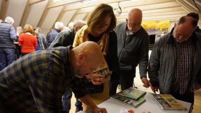 Bild: eib
Gerne signierte Zdeněk Procházka (links) den vorgestellten dritten Band der Dokumentation über „Mühlen und Wasserbetriebe des Tachauer und Mieser Gebiet“