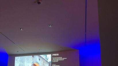 Bild: exb/Steffen Leiprecht
Beim Landeswettbewerb für den Wohnungsbau in Bayern wurden die Bauherren Carolin und Peter Deinlein (Zweite bis Vierter von links) sowie Architekt Karlheinz Beer ausgezeichnet. Mit auf dem Foto der ehemalige Bauminister Hans Reichhart (links) und ein Teil der Jury.