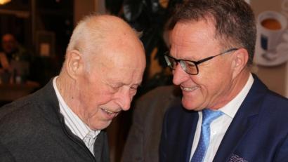 Bild: kro
"Lieber Korl, du worst mir immer ein Vorbild", mit diesen Worten gratulierte der stellvertretende CSA-Landesvorsitzende Reiner Meier (rechts) dem 102-jährigen Karl Ernstberger aus Wiesau zu 60 Jahren Mitgliedschaft in der CSA.