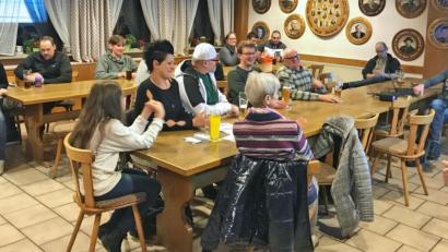 Bild: wee
Zahlreiche Interessierte kamen zum Schafkopfkurs in das Schützenheim.