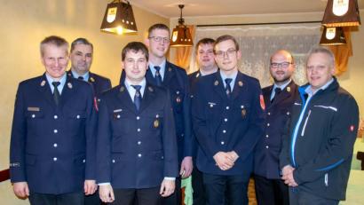 Bild: ilt
Geehrte, Führungskräfte und Ehrengäste: (von links): Kreisbrandmeister Rainer Kopp, Kreisbrandinspektor Wolfgang Schwarz, Vorsitzender Matthias Friedl, Andreas Helldörfer (geehrt für 25 Jahre), Kommandant Markus Helldörfer, Marco Weiß (geehrt für 10 Jahre), Kreisbrandrat Marco Saller und Bürgermeister Jürgen Kürzinger.