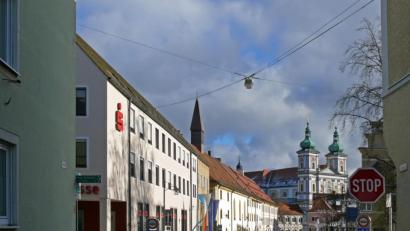Bild: kgg
An der Hauswand links soll eine großformatige Werbeanlage angebracht werden. Der Stadtrat lehnte das Vorhaben mit dem Hinweis auf die Gestaltungssatzung bereits im Herbst ab. Am Montag verweigerte der Stadtrat erneut das gemeindliche Einvernehmen.