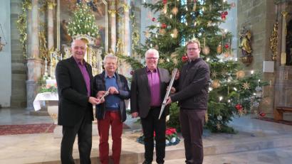 Bild: jzk
"Vergelt`s Gott" sagte Stadtpfarrer Thomas Kraus (rechts) Christian Kick, Josef Zaglmann und Alexander Meiler (von links).