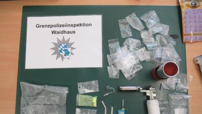 Bild: GPI Waidhaus
Unter anderem 7 Ecstasy-Tabletten und 75 Gramm Crystal konfiszieren die Schleierfahnder bei Waidhaus.