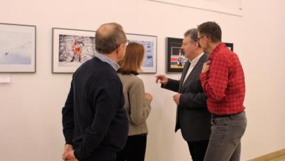 Bild: Dagmar Williamson
Landrat Richard Reisinger (Zweiter von rechts) sieht sich die Werke der Hobbyfotografen an. Es sei eine Selbstverständlichkeit, der Volkshochschul-Fotogruppe die Räume im Landratsamt für die Ausstellung zur überlassen.
