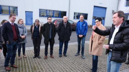 Bild: usc
Siegfried Schröpf (rechts), Mitinhaber von Grammer-Solar, stellte Staatssekretär Florian Pronold (links) sein Unternehmen vor. Zu dem Treffen eingeladen hatte SPD-Oberbürgermeisterkandidatin Birgit Fruth (Zweite von rechts).