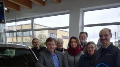 Bild: Konrad Schedl/exb
Vertreter der Grünen besuchten vor kurzem das Autohaus Gradl. Im Bild (von links): Franz Heinrich, Konrad Schedl, Magdalena Heinrich, Katrin Roider, Peter Riecker, Gisela Riecker und Johann Gradl (Chef des Autohauses mit mobiler Wallbox)