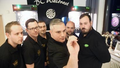 Bild: Gabi Schönberger
Nur noch wenige Tag sind es bis zum Wettkampf, der darüber entscheidet, ob der Dartsclub „Waldrast“ in die E-Darts-Bundesliga aufsteigt. Fest im Visier haben dies David Haberberger, Holger Schmalzreich, Cengiz Beyhan, Bayram Çinak junior, Tobias Wolf und Michael Krause (von links). Zur Mannschaft gehört noch Darrik Williams, der allerdings nicht auf dem Bild ist.