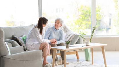 Bild:  Pixel-Shot – stock.adobe.com
Doctor with senior woman in nursing home