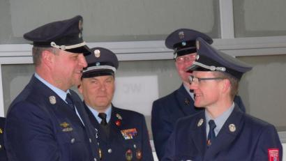 Bild: bö
Der Ransbacher Kommandant Andreas Bruckmüler (rechts) übergibt symbolhaft den Löschanhänger der Ransbacher in Form eines "Feuerwehrkuchens" an den Kommandanten Andreas Lindner (links) von der Feuerwehr Allersburg-Berghausen.