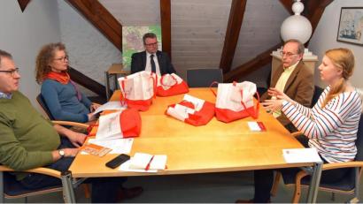 Bild: ANDREAS ROYER
Nina Mutzbauer vom Ressort Stadtmarketing (rechts) stellte Kurt von Klenck, Yvonne Rösel (beide pro Su-Ro), Bürgermeister Michael Göth und Georg Renner vom Einwohnermeldeamt (von links) die Neubürger-Tüte vor.