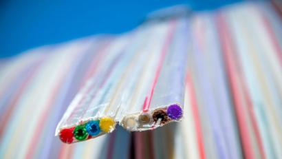 Bild: Jens Büttner/dpa
Beim Breitbandausbau sind mehrfarbige Kunststoffrohre für das spätere Einziehen von Lichtleiterkabeln zum Verlegen vorbereitet.