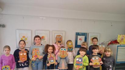 Bild: jzk
Waltraud Müller freute sich über die schönen Masken beim Kindermalkurs.