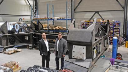 Bild: Gabi Schönberger
In der neuen Halle in Weiden stehen Hermann-Geschäftsführer und Gesellschafter Günther Hastaedt (links) und Johann Hermann vor einem sanierten "Unterwagen" für die Schleuse im hohen Norden.