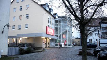 Bild: wro
Aktuell werden die ehemaligen Netto-Markt-Verkaufsflächen von Rewe genutzt. Wie es am Marktplatz nach dem Umzug an die Egerstraße weitergeht, ist noch offen.