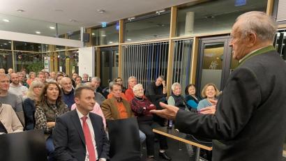 Bild: eig
Vorstellung des Films "Wackersdorf" im Café Mitte im Rahmen des SPD-Wahlkampfs: Der Anti-WAA-Landrat Hans Schuierer erinnert sich an "furchtbare Zeiten".