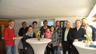 Bild: ak
Zur Eröffnung des Fliesenlegerbetriebs hatten Manuel Herrmann und Carina Dumler mit Tochter (Vierter bis Sechster von rechts) Pfarrer Markus Bruckner, Bürgermeister Günter Kopp (Zweiter und Dritter von rechts), die Familie und Freunde eingeladen.