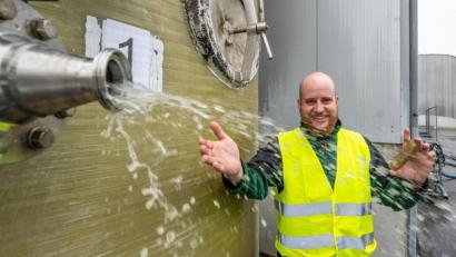 Bild: Armin Weigel/dpa
Patrick Biebl von der Firma Develey steht neben einem Behälter mit Salzwasser aus der Gurkenproduktion.
