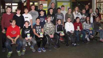 Bild: dob
Diese Schüler übernehmen ab sofort eine große Verantwortung für ihre Kameraden. Rektor Hubert Reil, Konrektor Richard Troglauer und Verkehrserzieher Jakob Stahl (hintere Reihe, von links nach rechts) beglückwünschten die Schüler nach der Prüfung.