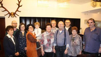 Bild: soj
Jubilarin Erika Bauer (Sechste von links) mit ihrem Lebensgefährten Herbert Diesner, ihren Kindern und Enkelkindern sowie mit Freunden und Bekannten bei der Feier im Gasthof „Zum Metzger“.