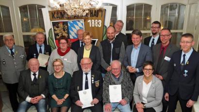 Bild: Dobmeier
Ehrungen für die Sammler des Volksbunds Deutsche Kriegsgräberfürsorge sowie für langjährige Mitglieder verteilt die Soldatenkameradschaft 1883 Rothenstadt.