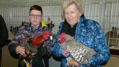 Bild: bgl
Barbara Becher (rechts) und Jungzüchter Alexander Nirschl aus Dautersdorf bei Fachgesprächen um die Welt der Tiere.