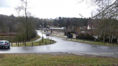 Bild: rn
Die dritte Hauptleitung der Eschenbacher Wasserversorgung wird ab der Zufahrt Hotzaberg über die B 470, den Fußweg vor den Gebäuden des Freibades (Bild) und den Sommerleitenweg bis zur Ostseite des Sportheimes führen.