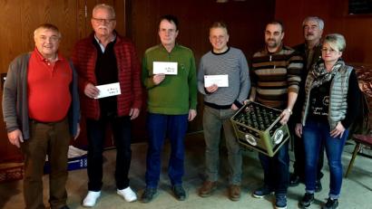 Bild: exb
Nach einem großen Turnier sind Karl Hauser (von links), Jürgen Költsch, Klaus Wiendl, Reinhard Schieder, Stephan Kick, Karl-Heinz Preißer und Julia Bayer sichtlich zufrieden